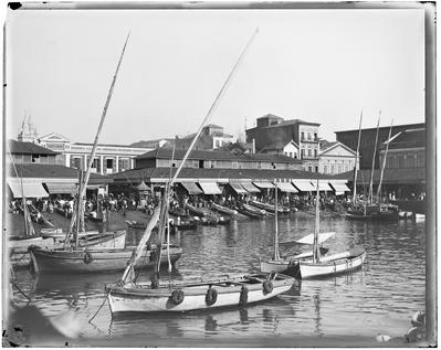 Mercado da Praia do Peixe, ao fundo a Alfândega
