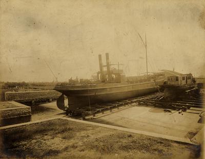 Um batelão no estaleiro