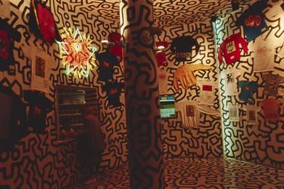 Loja decorada com desenhos de Keith Haring: "Pop Shop"