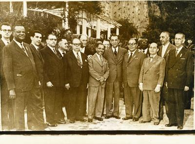 Juscelino Kubitschek com fundadores da OMB (reprodução)