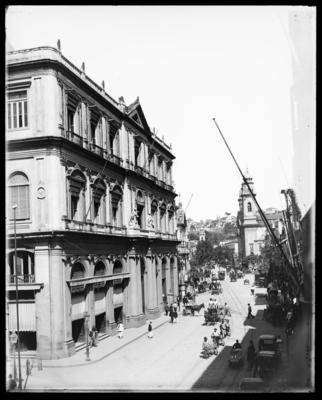Rua Primeiro de Março; em destaque, o prédio dos Correios