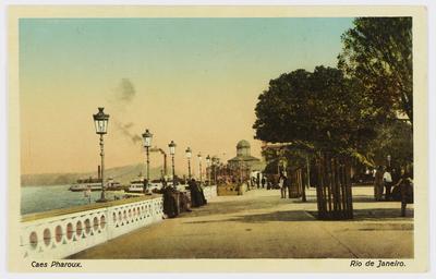Cais Pharoux; ao fundo, uma das torres do Mercado Municipal do Rio de Janeiro