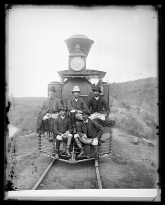 Estrada de Ferro Minas and Rio Railway (provável), Engenheiros sentados no limpa-trilhos da locomotiva