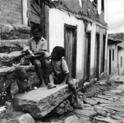 Aspectos de Congonhas, casario com criança