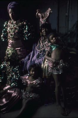 Série Mangueira - Mangueirenses em trajes verde e rosa