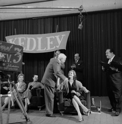 Maria Della Costa em programa de televisão oferecido pelas casimiras Kedley