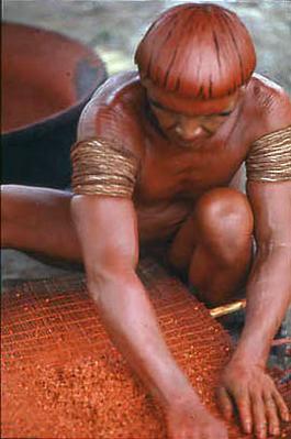 Série Xingu - Homem do povo Mehinako prepara a pasta de urucum
