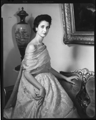 Gilda Saigh com vestido de baile