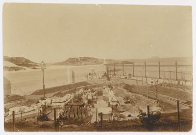 Residência da família Barreira Vianna; ao fundo, a Pedra do Arpoador