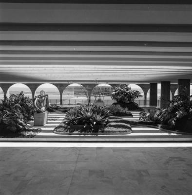 "O Canto da Noite", escultura de Maria Martins, no Salão Nobre