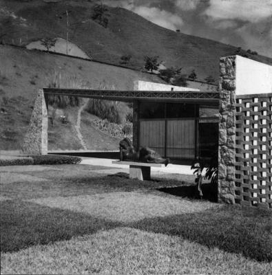 Residência de Edmundo Cavanellas, projeto do arquiteto Oscar Niemeyer e Burle Marx, com a escultura Mulher deitada, de Alfredo Ceschiatti