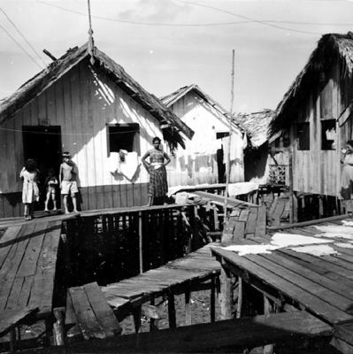 Vila da Barca, palafitas flutuantes