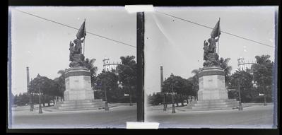 Monumento em homenagem a Pedro Álvares Cabral; ao fundo, a Igreja de Nossa Senhora da Glória do Outeiro