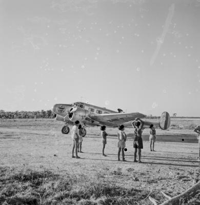 Crianças do povo Karajá ao lado do avião do Correio Aéreo Nacional