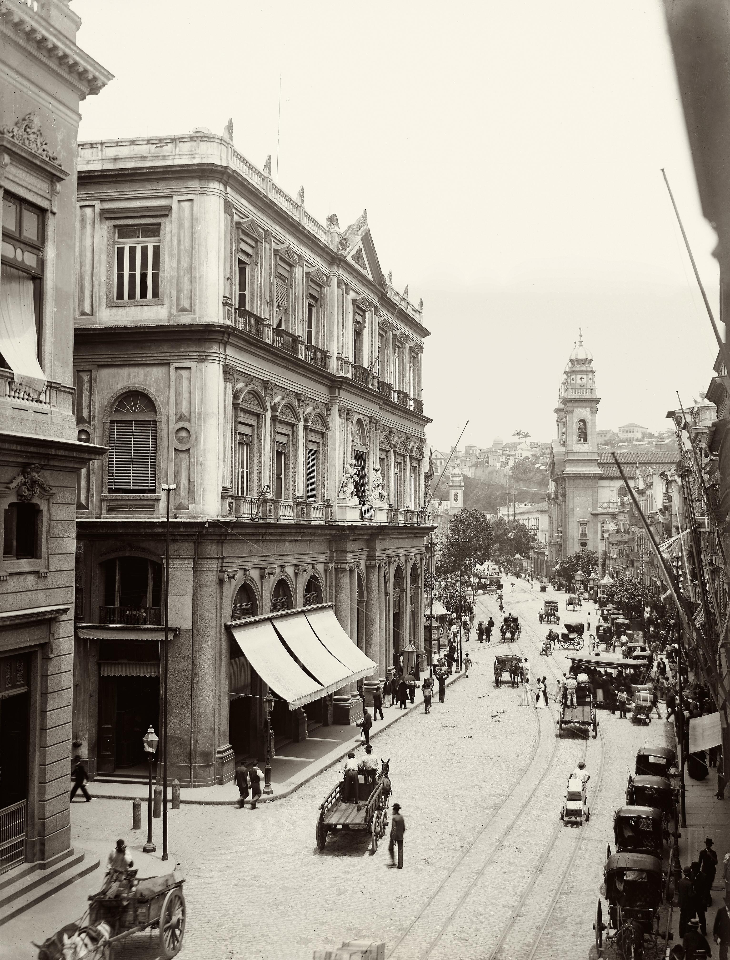 Rua Primeiro de Março; em destaque, o prédio dos Correios