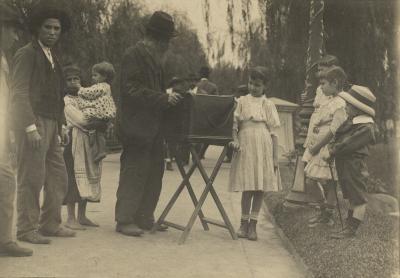 Grupo de pessoas ao redor de realejo, na praça da República