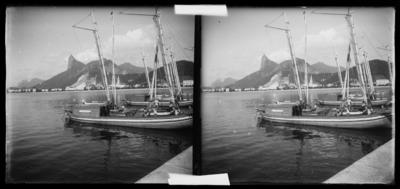 Embarcações na Enseada de Botafogo; ao fundo, o Morro do Corcovado