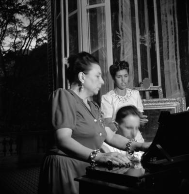 Gabriella Besanzoni Lage e seus convidados durante sarau