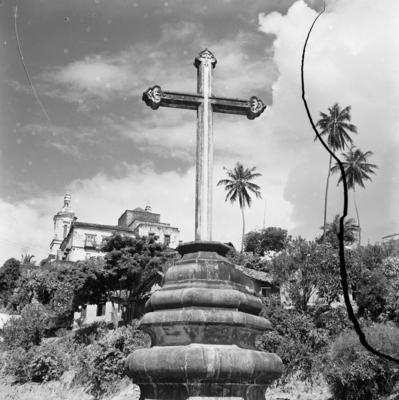 Olinda, cruzeiro em frente ao Convento de São Francisco - Igreja de Nossa Senhora das Neves
