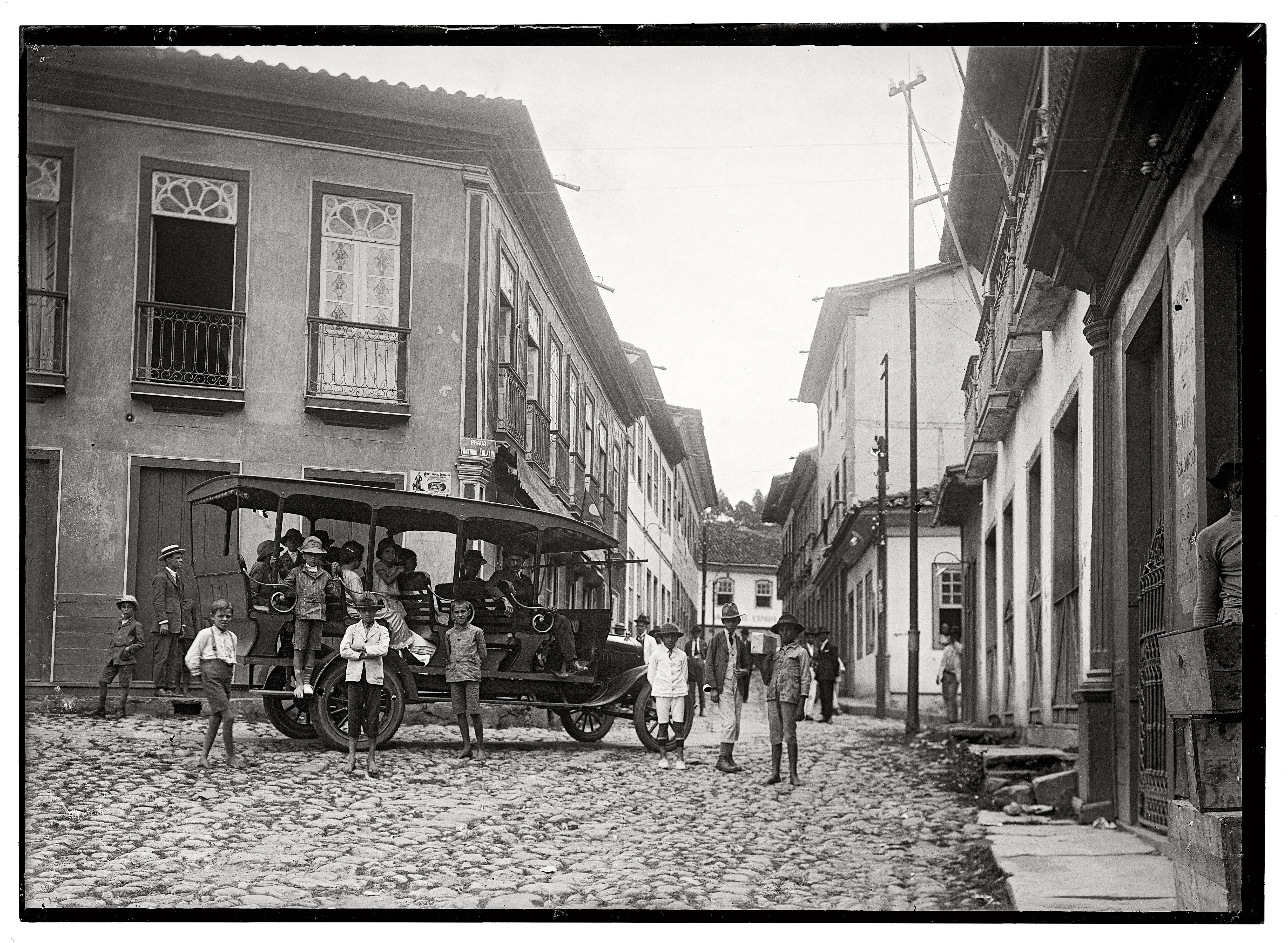 Bonde; o fotógrafo Assis Horta e dois de seus irmãos aparecem na parte traseira do veículo