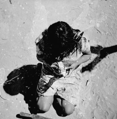 Mulher do povo Karajá confeccionando bonecas de cerâmica chamadas Ritxòkò