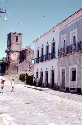 Sobrados e ruínas da Igreja Matriz de São Matias (ao fundo)