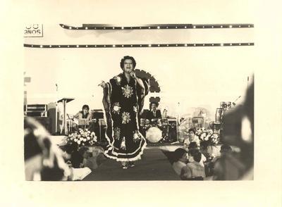 Elizeth Cardoso ao microfone