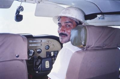 Homem dentro de avião