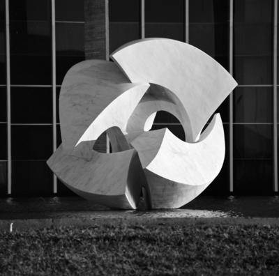 "O Meteoro", escultura de Bruno Giorgi, no Palácio dos Arcos ou Palácio Itamaraty