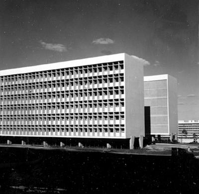 Edifícios residenciais projetados para os Institutos de Aposentadoria e Pensões