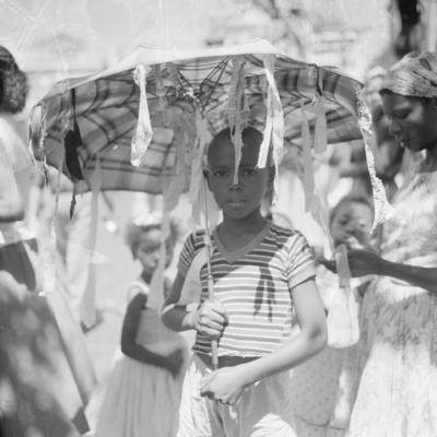 Criança assistindo ao carnaval de rua