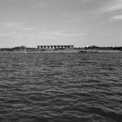 Lago Paranoá, ao fundo o Palácio da Alvorada