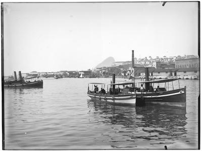 Embarcações em frente ao Mercado do Peixe, ao fundo o Morro do Castelo