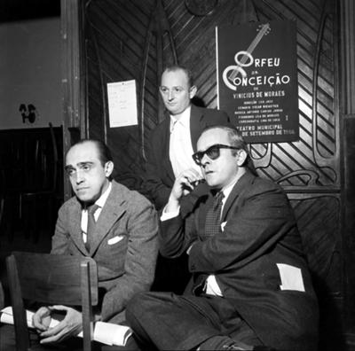 Oscar Niemeyer, Vinícius de Moraes e Carlos Scliar nos bastidores da estréia da peça Orfeu da Conceição