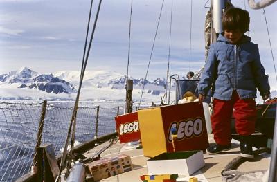 Igor Belli brinca com brinquedos LEGO