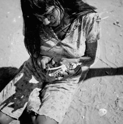 Mulher do povo Karajá confeccionando bonecas de cerâmica chamadas Ritxòkò