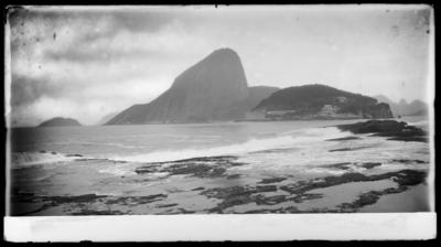 Urca e Morro do Pão de Açucar; vistos da Ilha da Laje