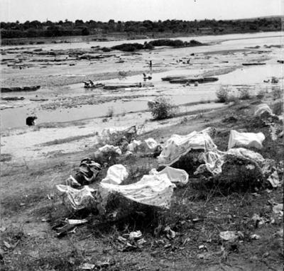 Roupas estendidas no Rio São Francisco