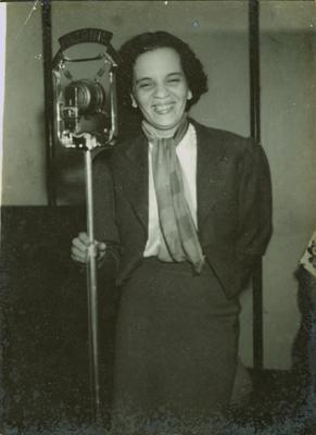 Aracy de Almeida ao microfone