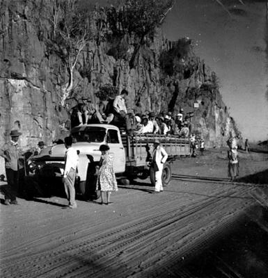 Chegada de romeiros em caminhão