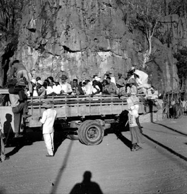 Chegada de romeiros em caminhão