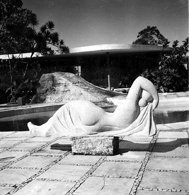 Esculturas de Alfredo Ceschiatti, "Mulher recostada"