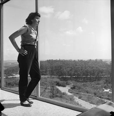 Lina Bo Bardi na Casa de Vidro