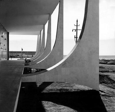 Supremo Tribunal Federal, ao fundo o Palácio do Planalto
