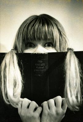 Rita Lee com livro de Shakespeare