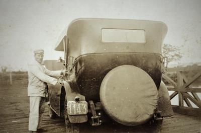 Automóvel sobre a ponte do rio Pardo