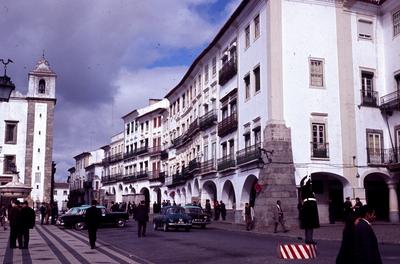 Edificações e Igreja de Santo Antão (à esquerda)