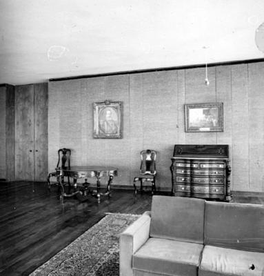 À esquerda, "Retrato do Marechal Deodoro", pintura de Antônio Felix da Costa