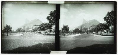 Botafogo; ao fundo, o Morro do Corcovado