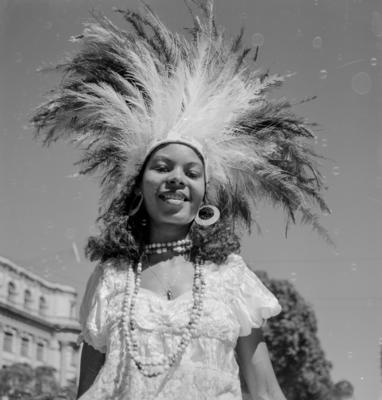 Carnaval de rua - bloco com pessoas utilizando fantasias de inspiração indígena